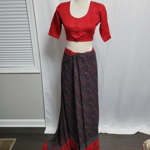 Gray/grey, red, black polyester saree/sari with paisley print - Picture 11 of 17